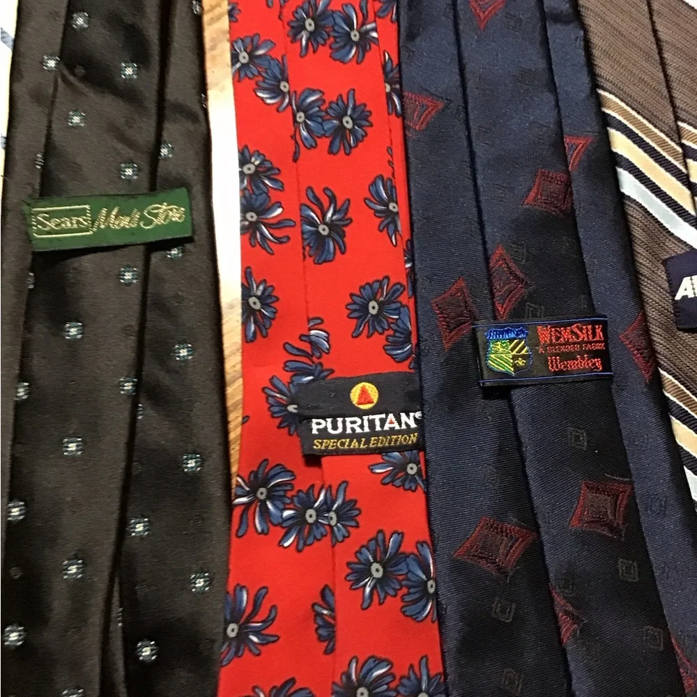 A total of 10 men’s neck ties
